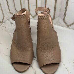 KATE SPADE nude leather beautiful stitch. Wood heel. Size 8